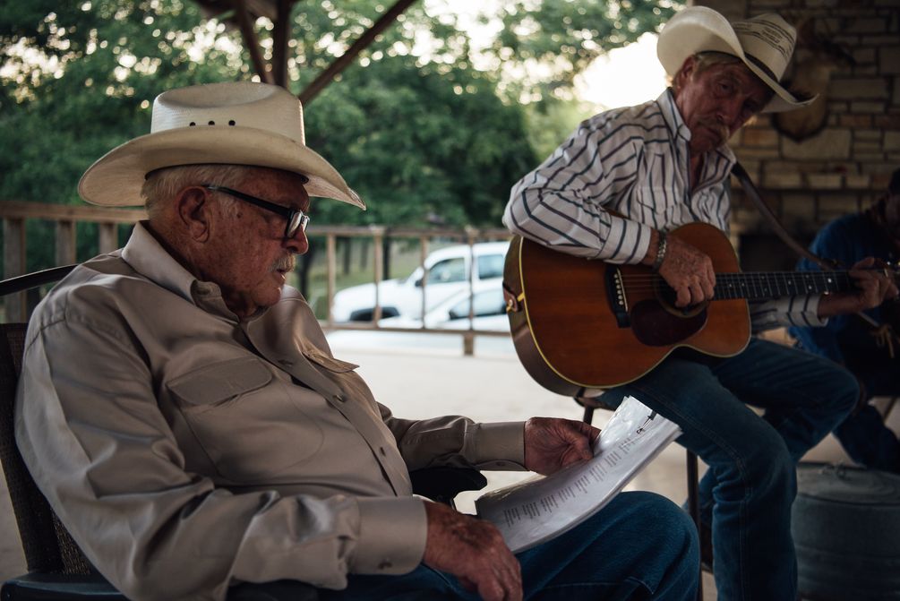 singende und Gitarre spielende Cowboys
