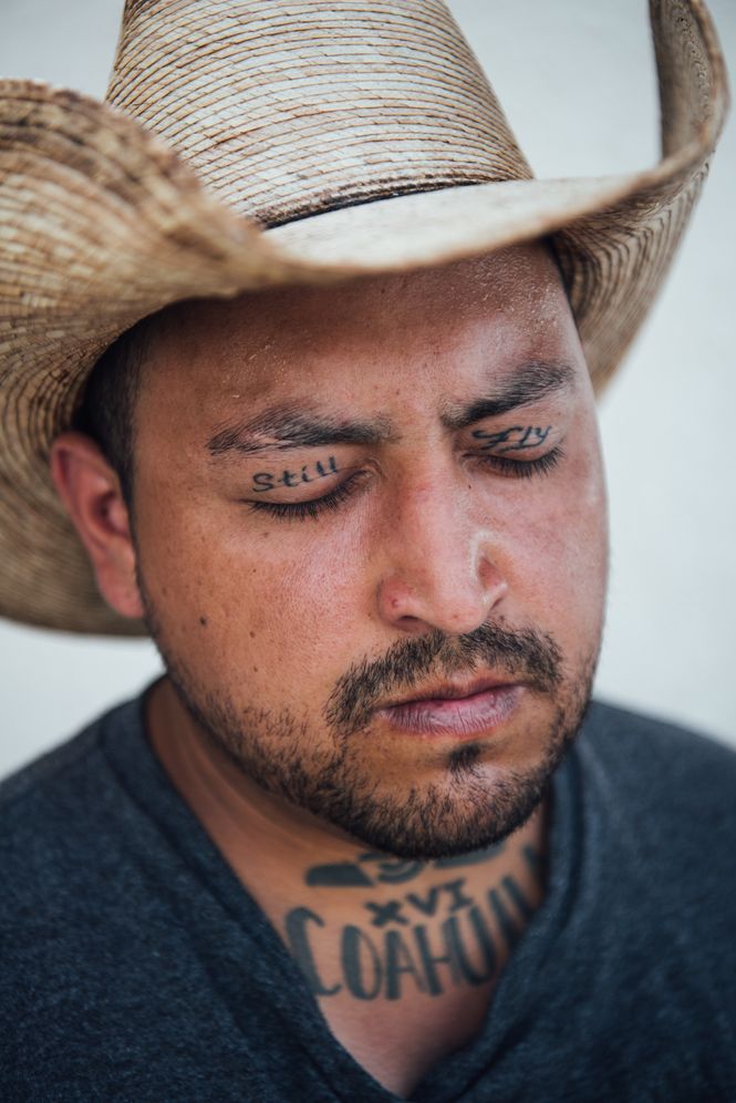 Nahaufnahme von Jorges Gesicht mit geschlossenen Augen und Tatoos auf Augenlidern und Hals